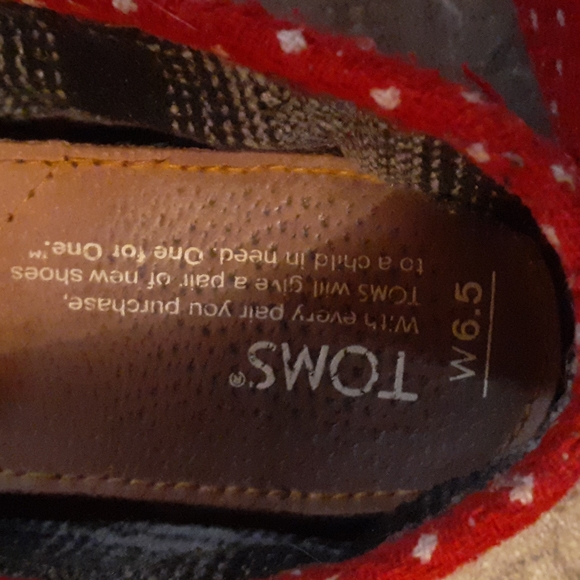 TOMS W6.5 red polka dot slip ons - Picture 3 of 4